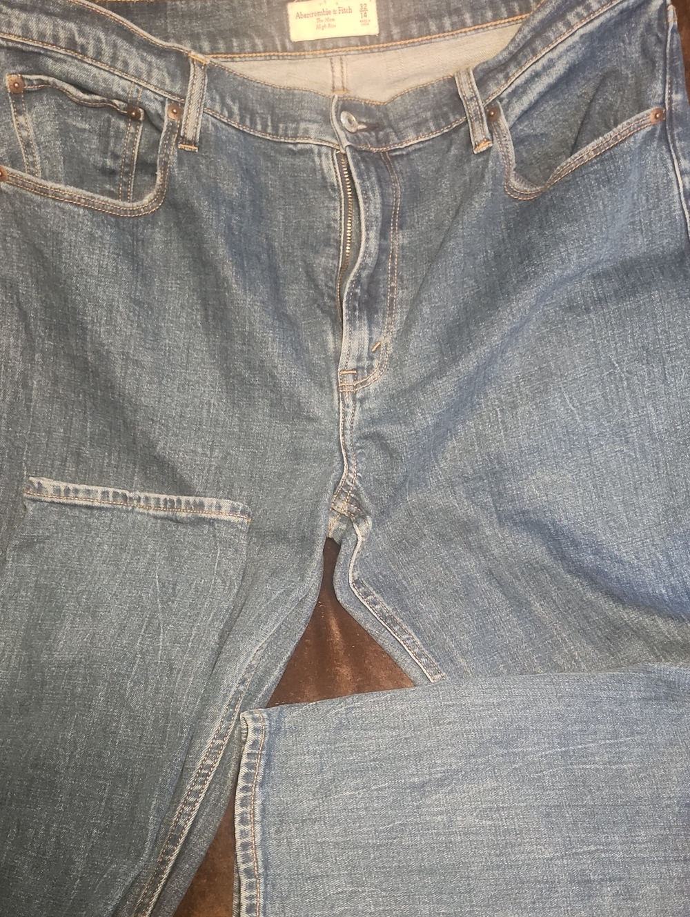 Abercrombie & Fitch Womens  Light Blue Relaxed Fit Jeans. The Mom High Rise Size